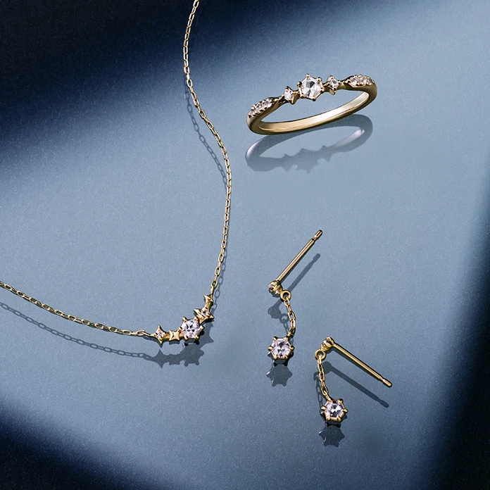 ゴールドのネックレス、リング、ピアス