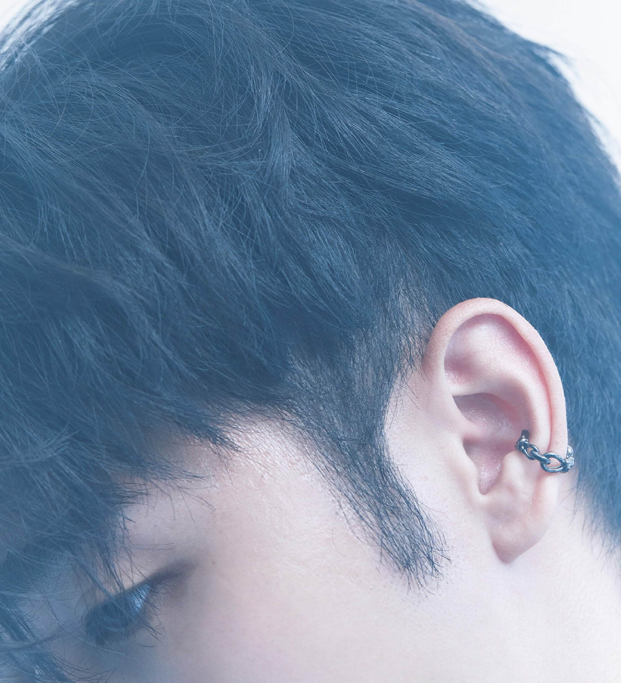 モデルが着用しているジュエリー Ear Cuff / SV