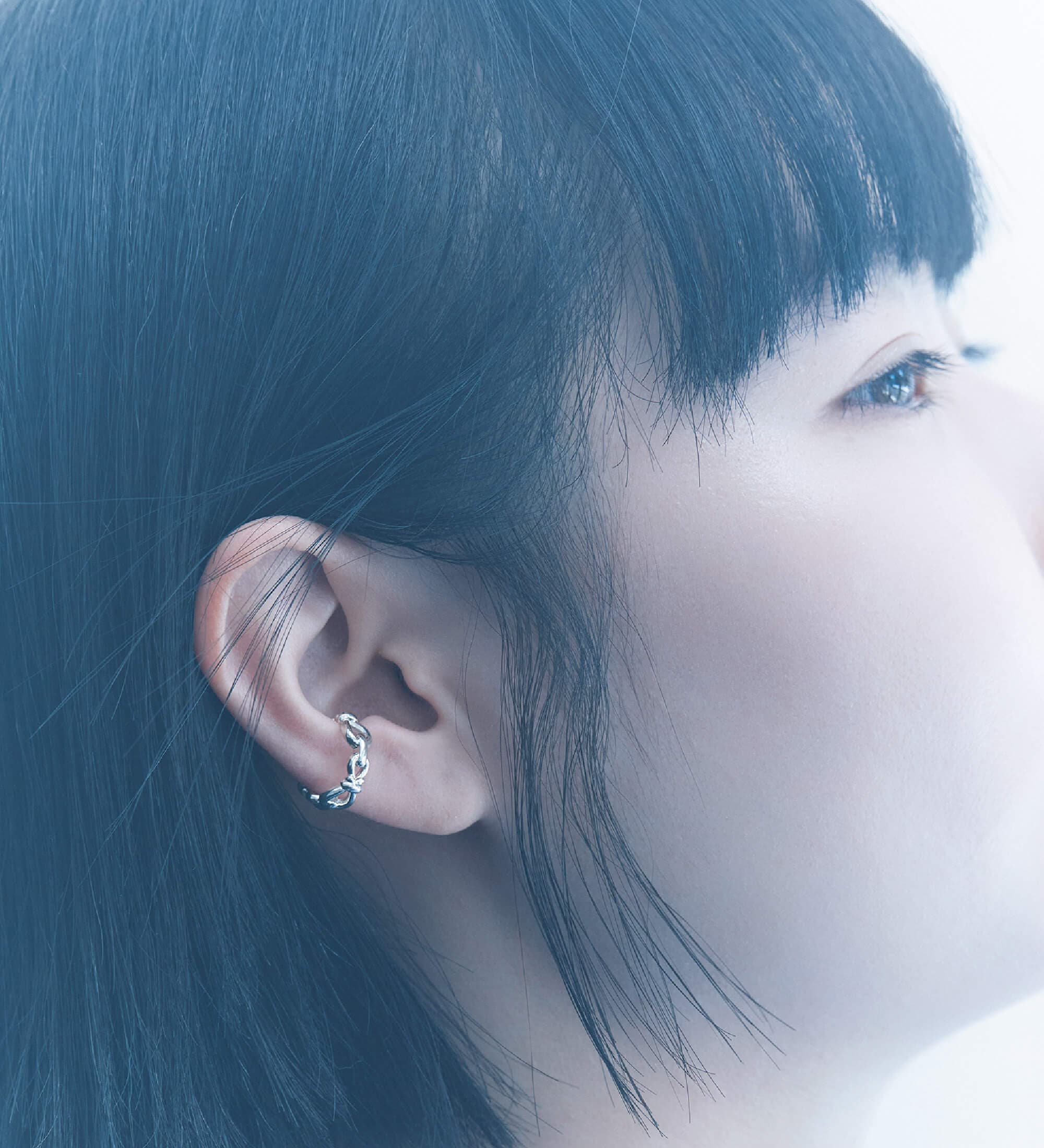 モデルが着用しているジュエリー Ear Cuff / SV