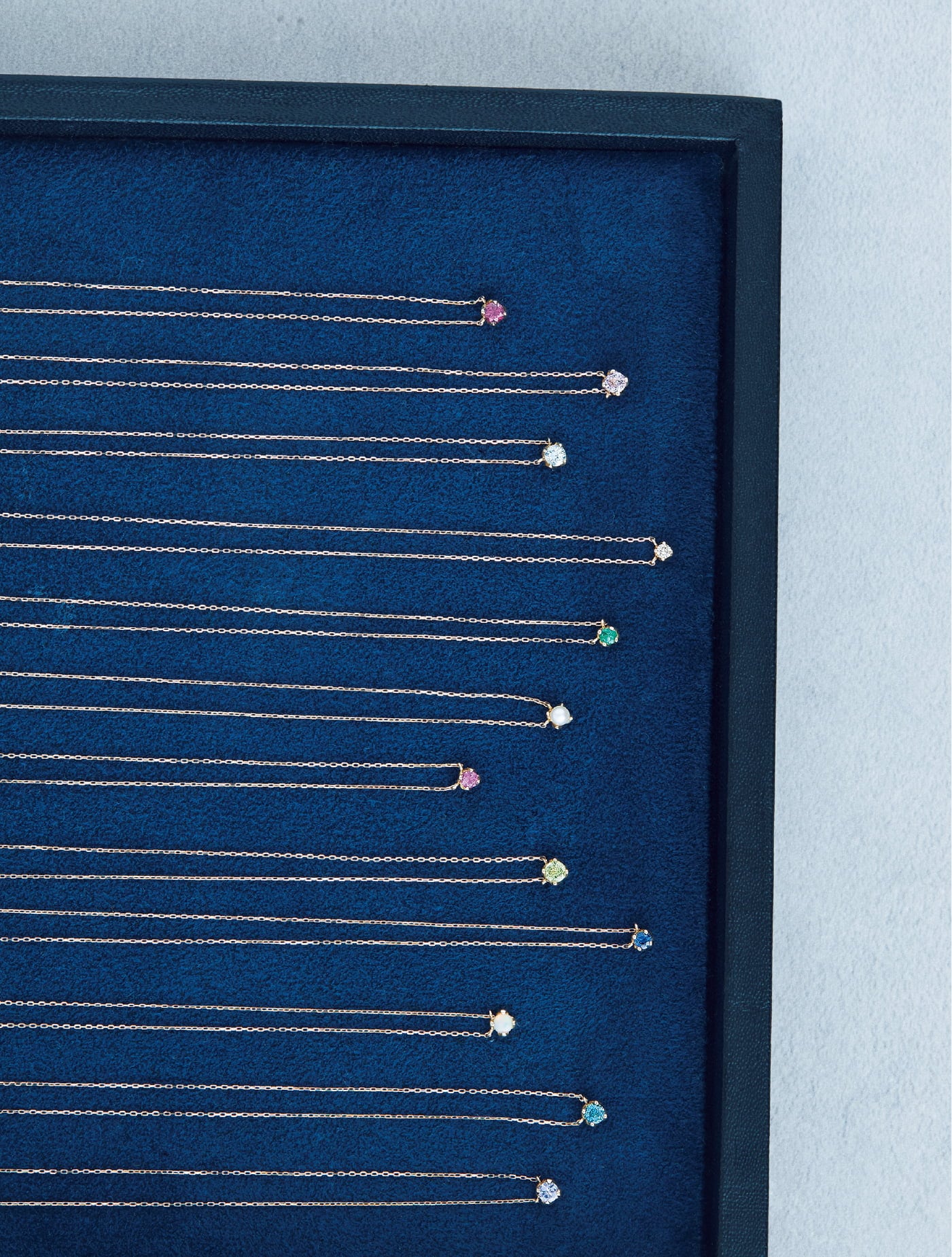 12個の誕生石ネックレスが並ぶ写真