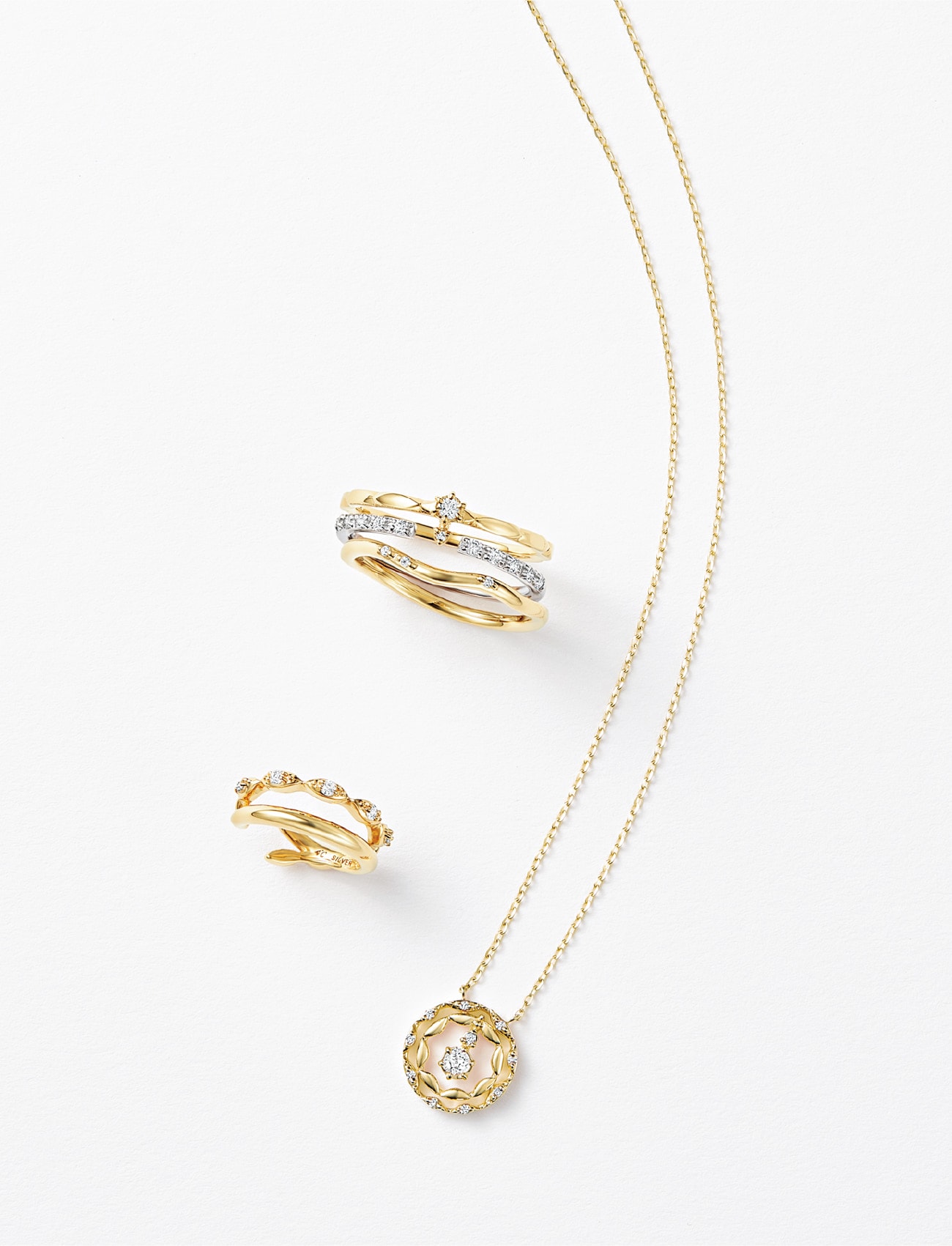 シルバーリング・シルバーイヤーカフ・ゴールドネックレスの3つのジュエリー