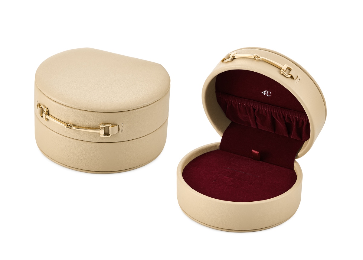 馬具をイメージしたパーツをあしらった数量限定Special Case