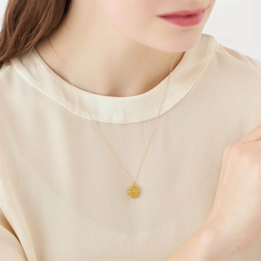 シルバー/K10ロケットネックレス着用イメージ