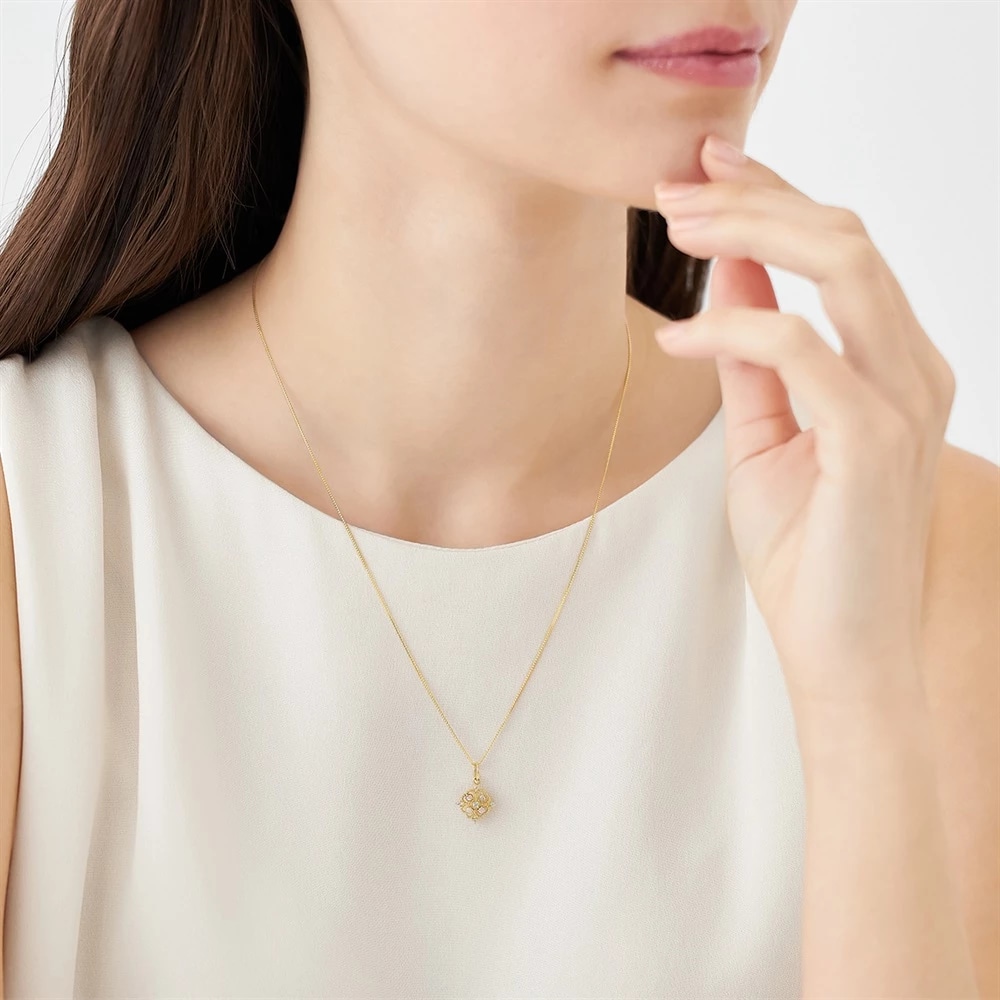 幸運の「四つ葉のクローバー」 K10イエローゴールドオパールホワイトトパーズチャーム着用イメージ