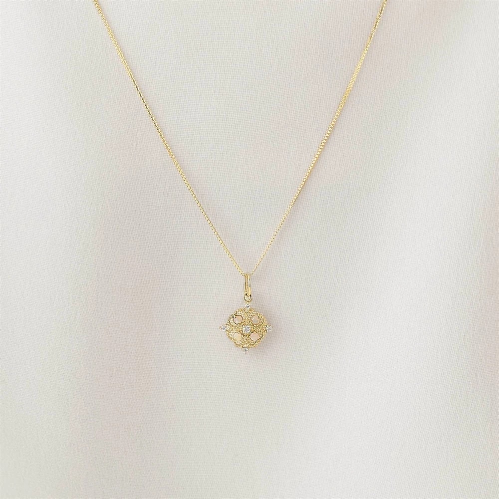 幸運の「四つ葉のクローバー」 K10イエローゴールドオパールホワイトトパーズチャームイメージ