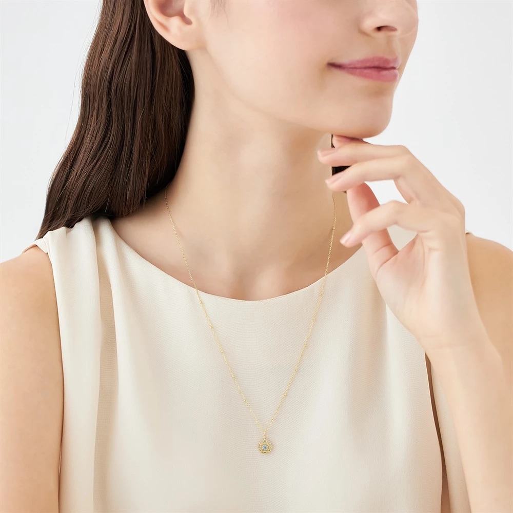 夢かなう、奇跡の「青いバラ」 K10イエローゴールドスカイブルートパーズチャーム着用イメージ