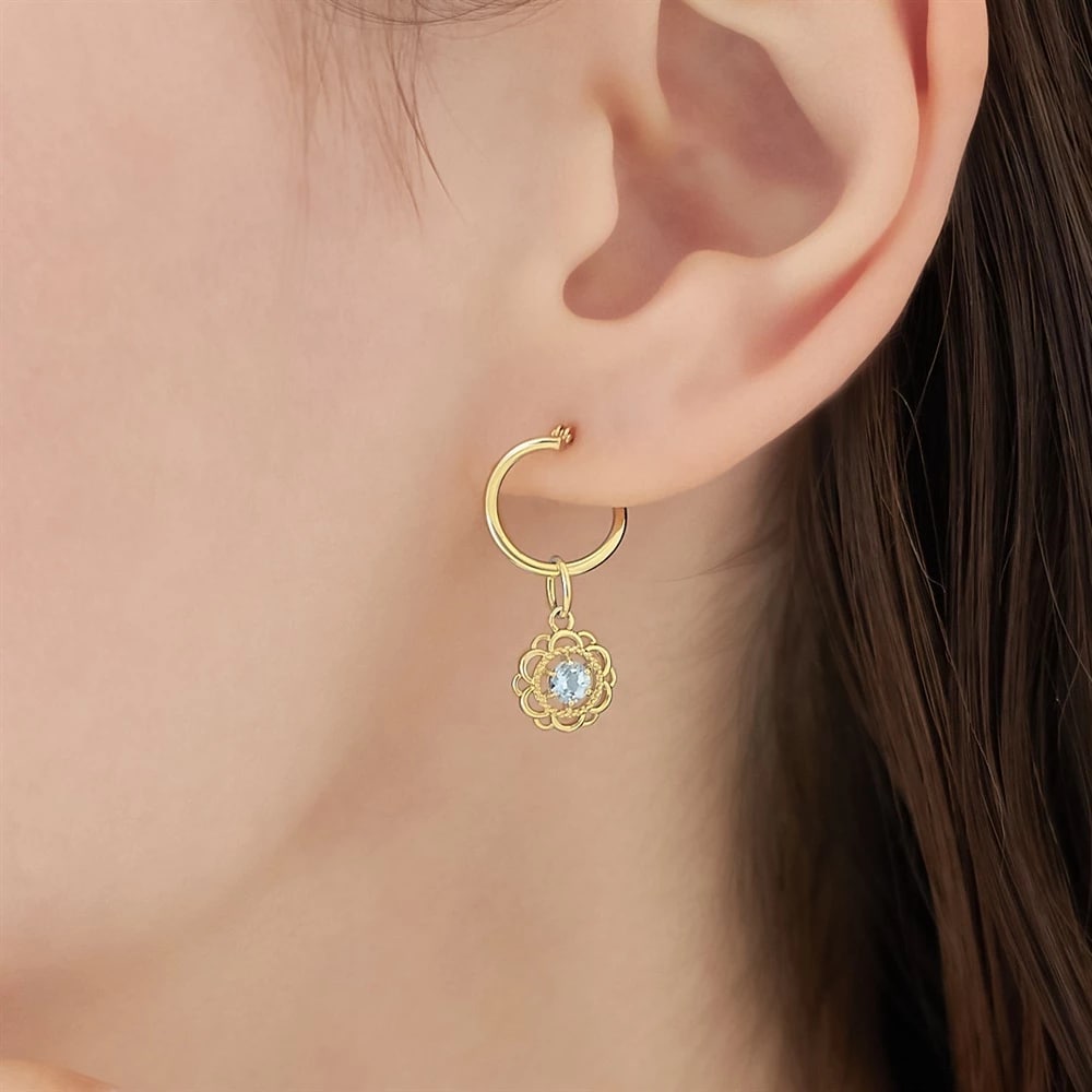 夢かなう、奇跡の「青いバラ」 K10イエローゴールドスカイブルートパーズチャームピアス着用イメージ