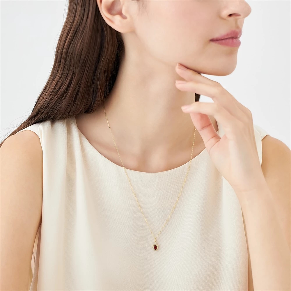 愛と幸福のお守り「ハート」 K10イエローゴールドガーネットホワイトトパーズチャーム着用イメージ