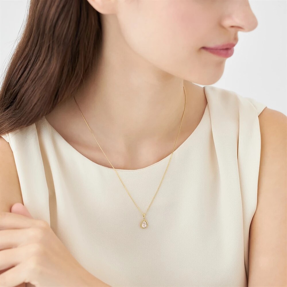 途切れぬ愛の絆「縄目模様」 K10イエローゴールドローズクォーツホワイトトパーズリング着用イメージ