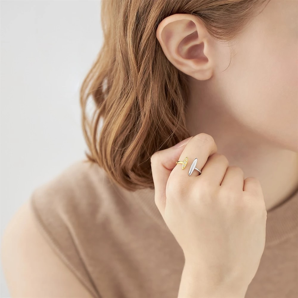 シルバーホワイトトパーズリング 着用イメージ