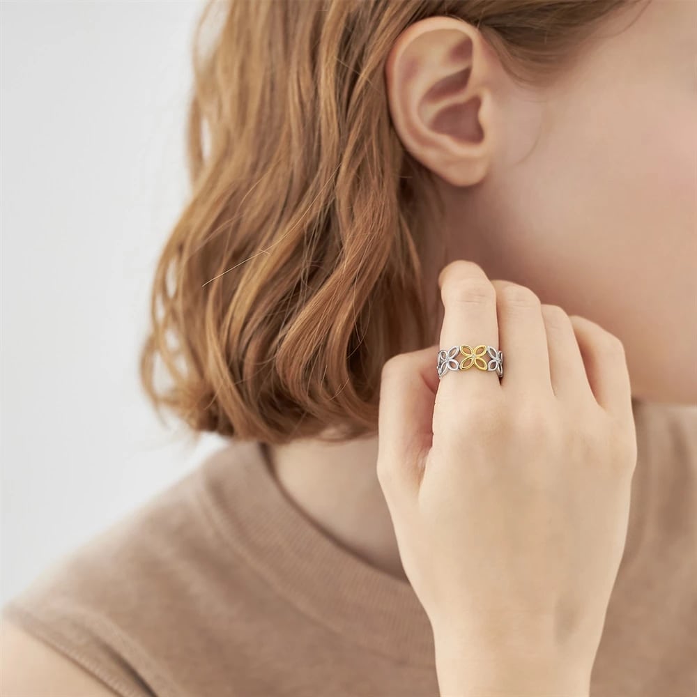 シルバーホワイトトパーズリング 着用イメージ