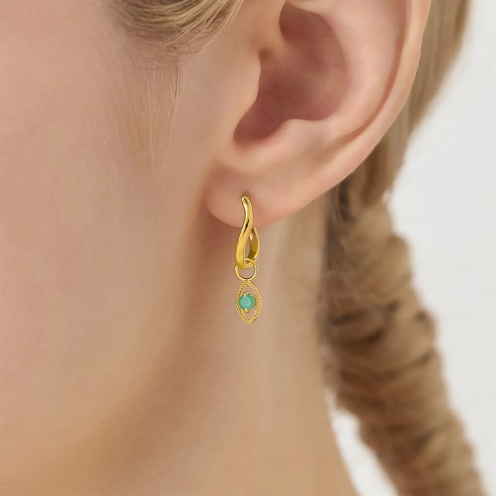 モデルが着用しているジュエリー