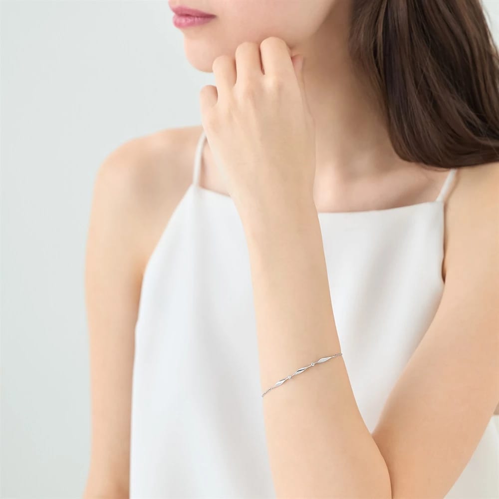 モデルが着用しているジュエリー