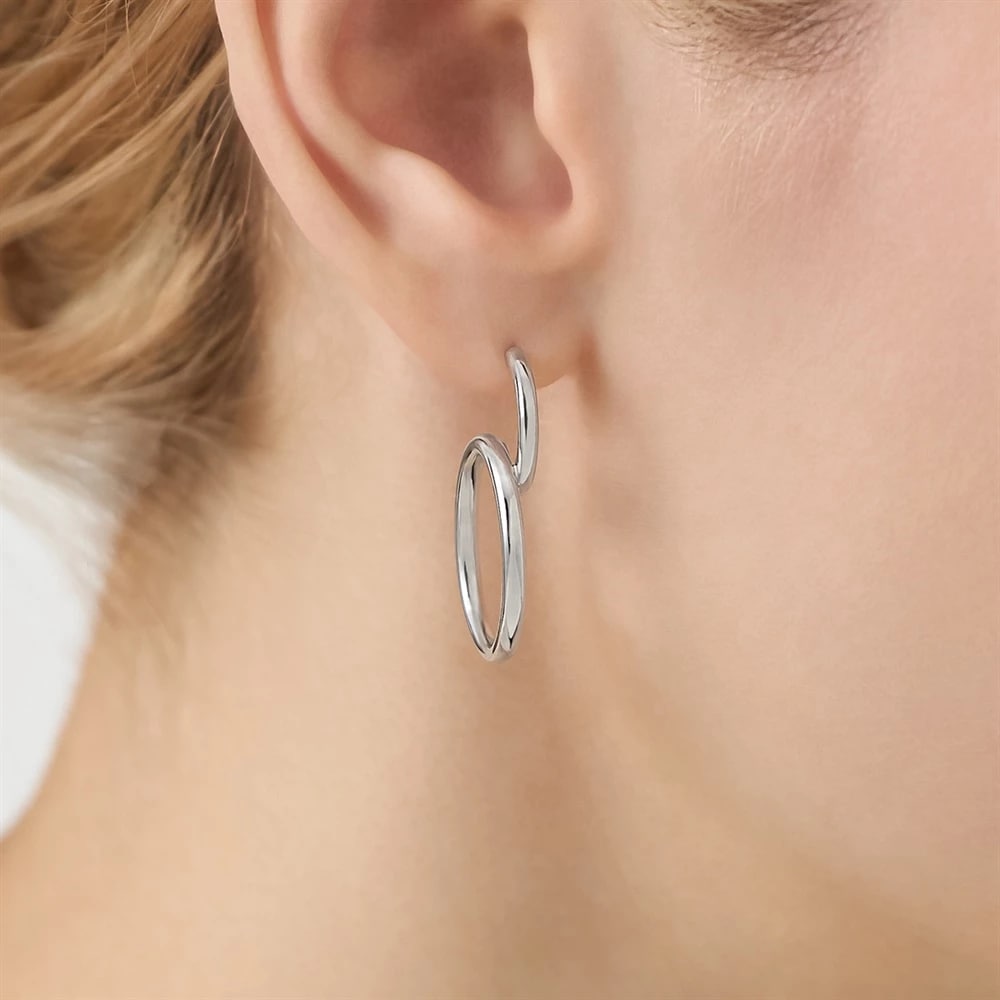 モデルが着用しているジュエリー