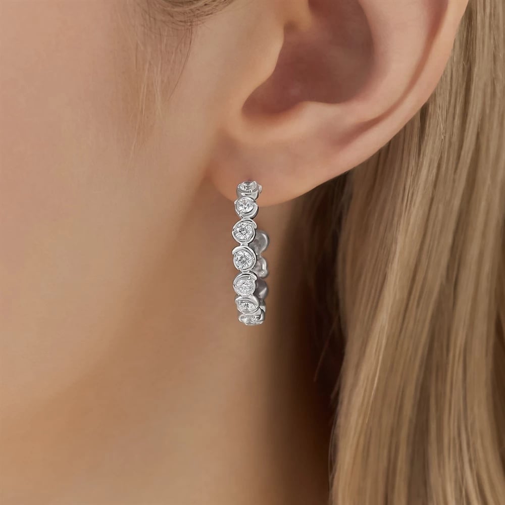 モデルが着用しているジュエリー