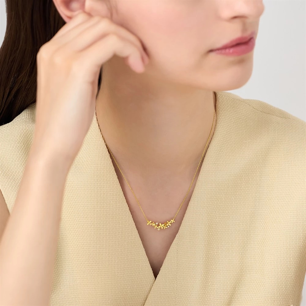 モデルが着用しているシルバー ネックレス