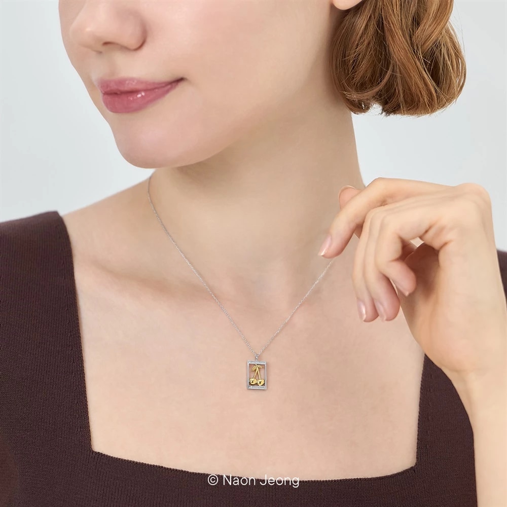 モデルが着用しているシルバー ネックレス