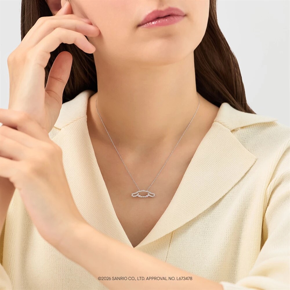 モデルが着用しているシルバー ネックレス