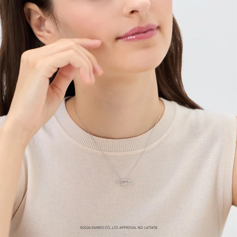 モデルが着用しているシルバー ネックレス