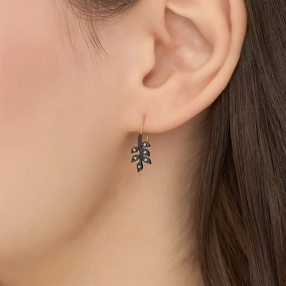 K10イエローゴールド/シルバーダイヤモンドピアス 着用イメージ