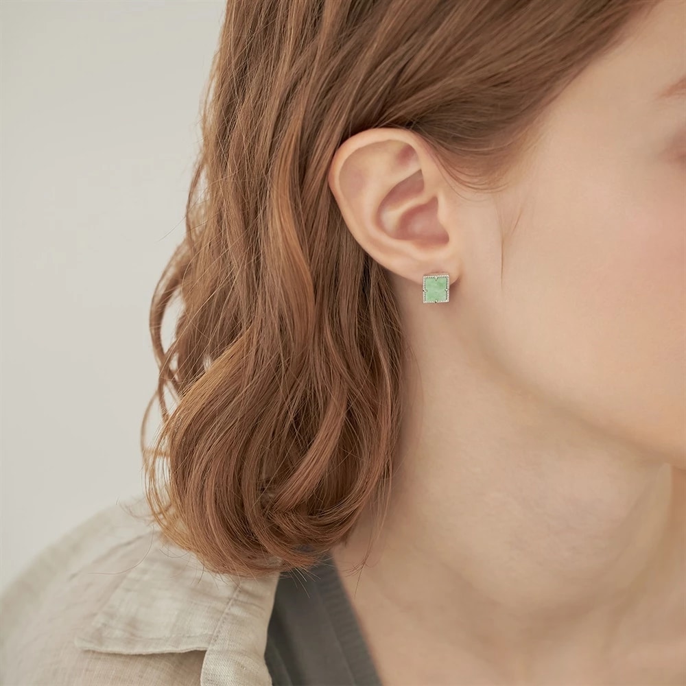 シルバージェダイトピアス 着用イメージ