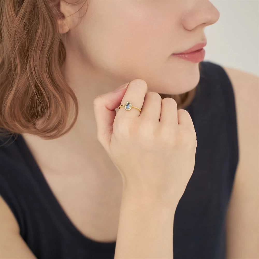 K10イエローゴールドアクアマリンリング 着用イメージ