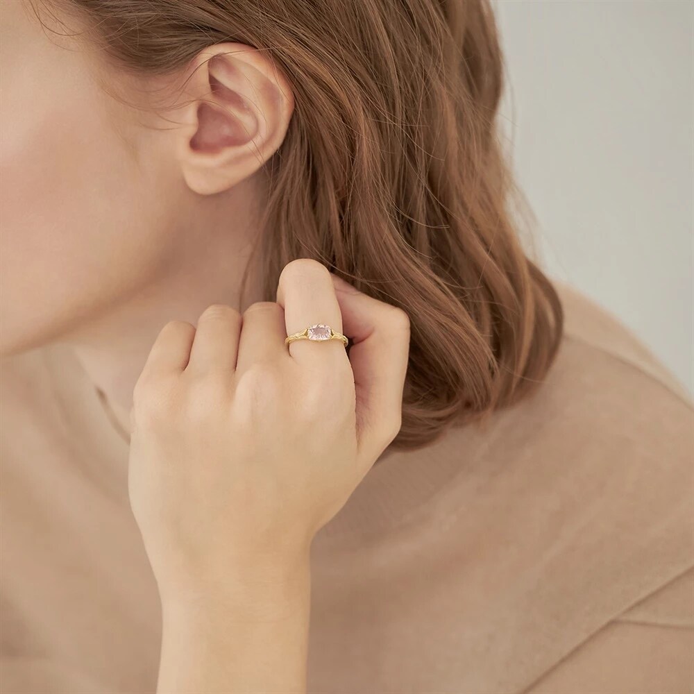 K10イエローゴールドモルガナイトリング 着用イメージ