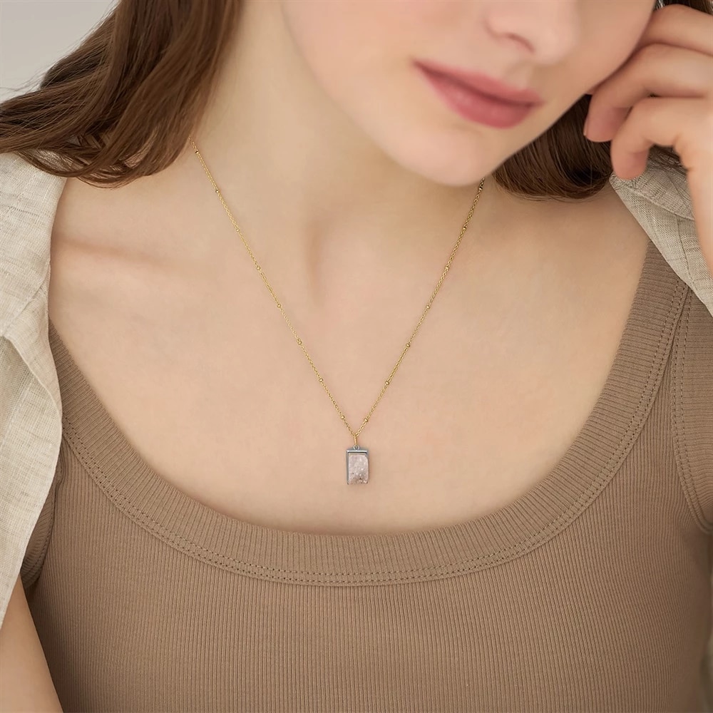 K10イエローゴールドアゲートチャーム 着用画像