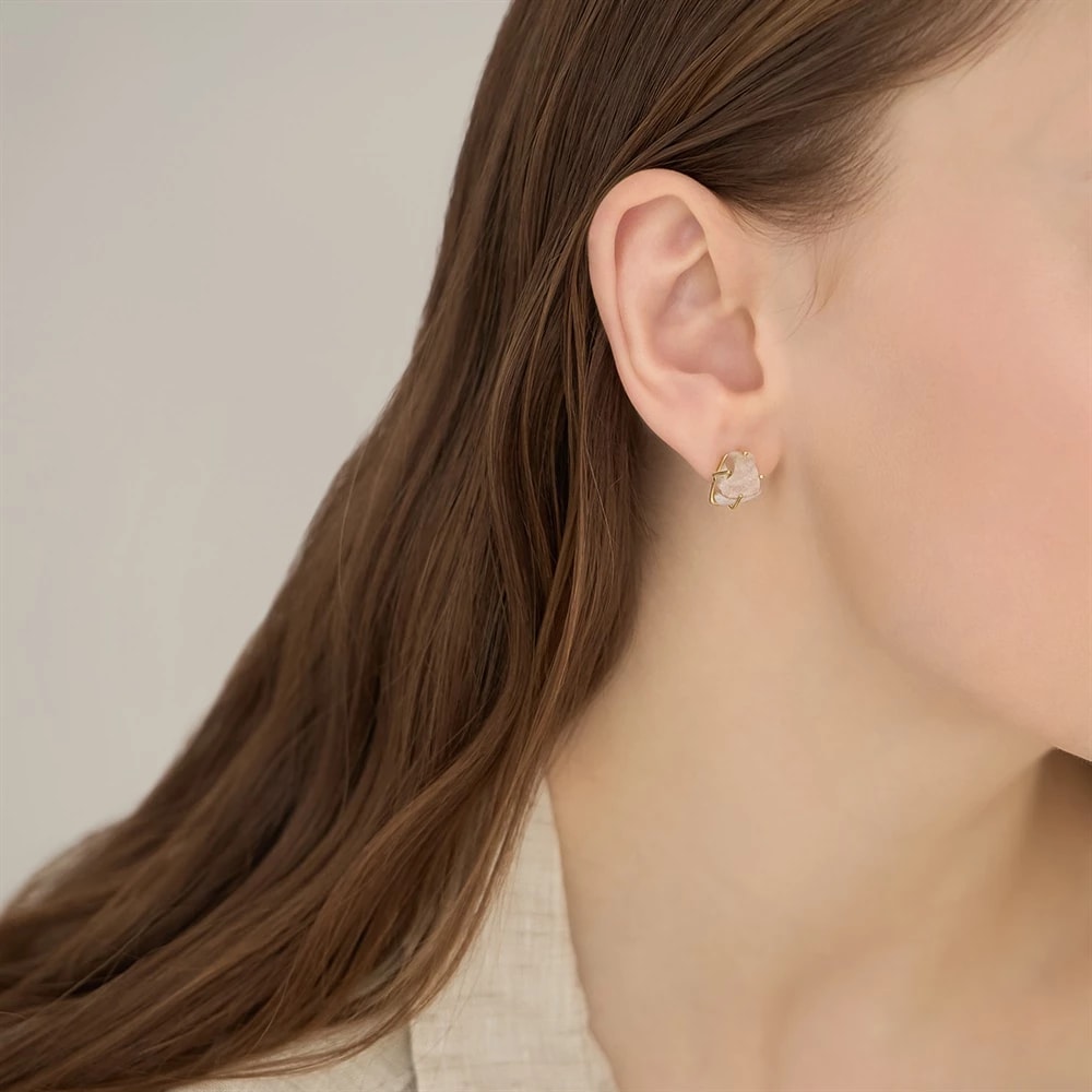 K10イエローゴールドアゲートピアス 着用画像