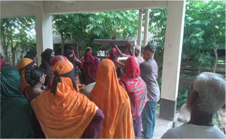 バングラデシュの村に設置された雨水貯留タンクと現地の人々