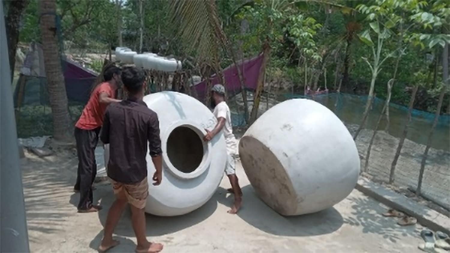 雨水貯留タンクから水を汲む様子の写真