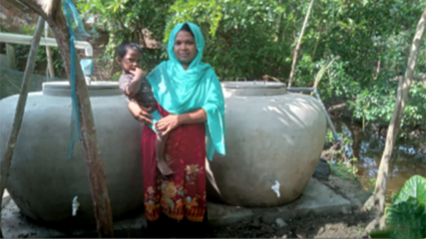 雨水貯留タンクの設置作業の様子